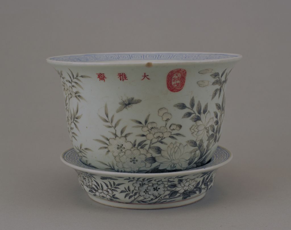 图片[1]-Pot and toilet box with white ground, ink color, flower pattern-China Archive